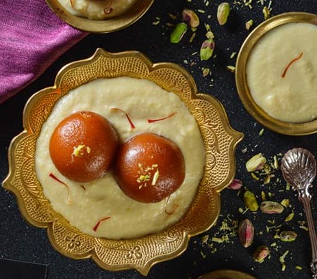 Gulab Jamun With Rabdi